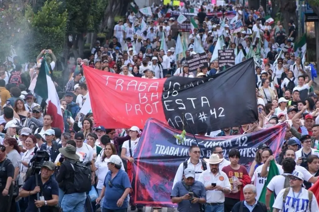 Trabajadores del IMSS rechazan aumento de 2.9% y amagan con más marchas